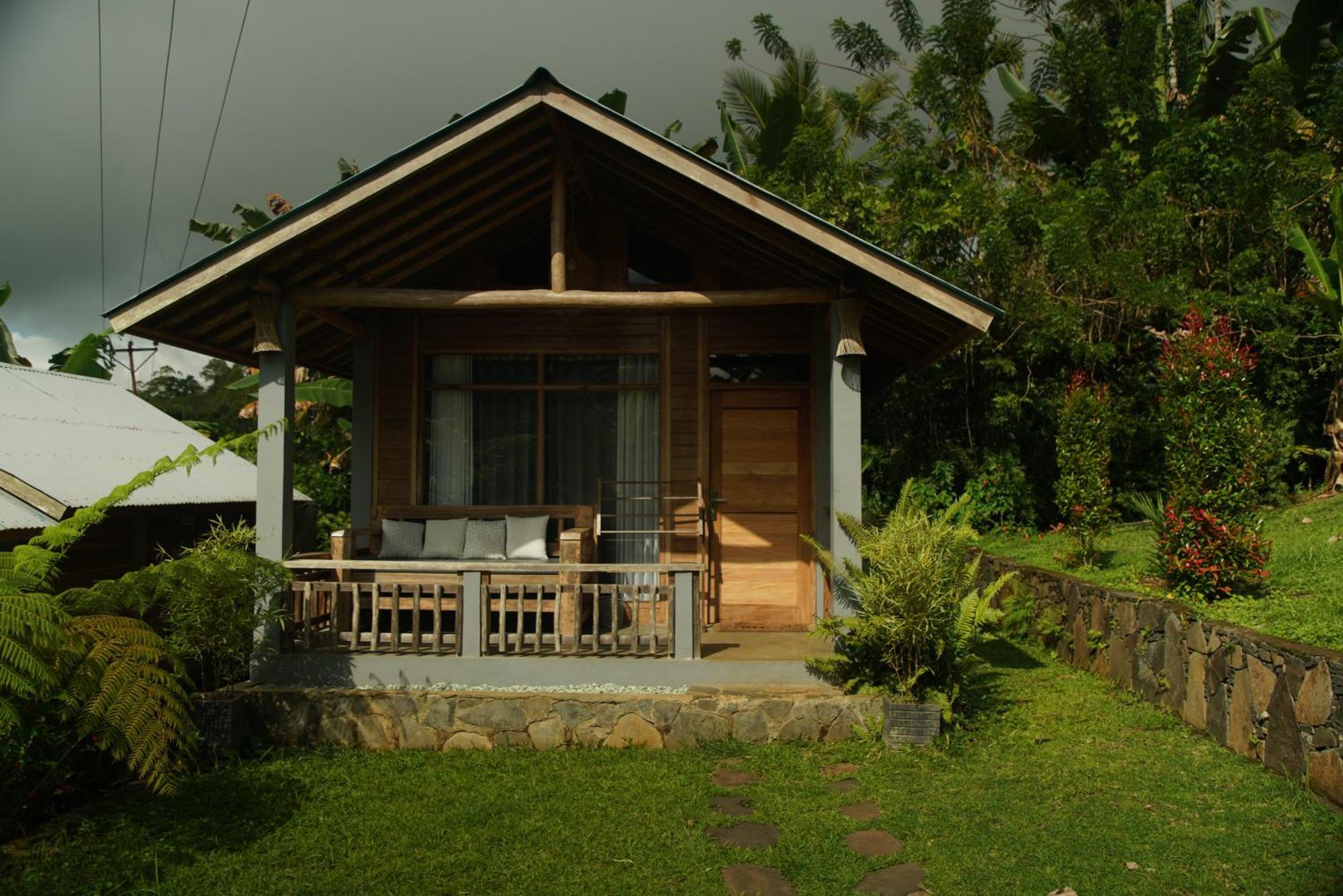 The Geckos Homestay Kelimutu Exterior photo